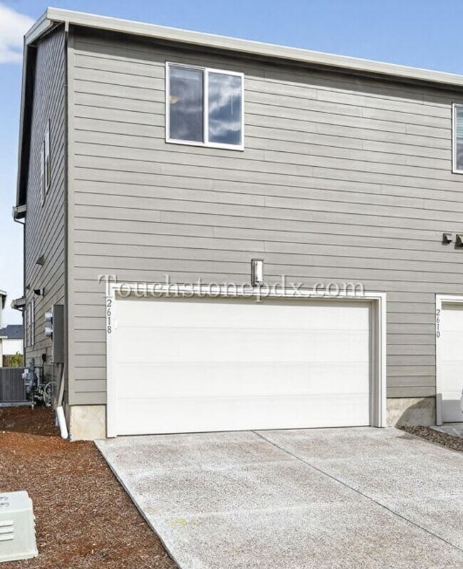 Building Photo - Recently Built Woodburn Townhome Featuring A/C