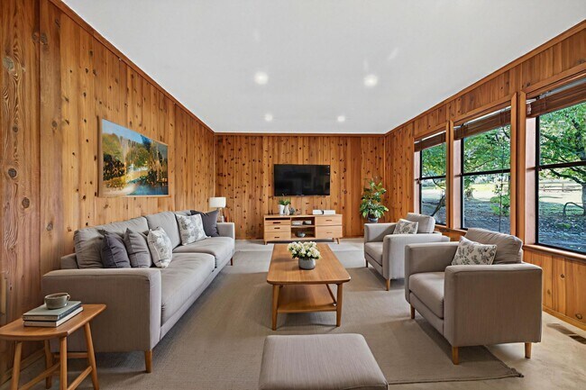 Building Photo - Charming 3-Bed / 2-Bath Retreat on Over an Acre in Sebastopol