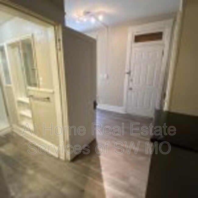 Building Photo - 640 S Grant Ave