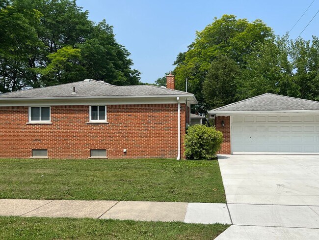Building Photo - 3 Bedroom Home in Frasier