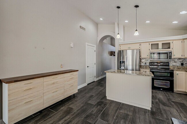 Building Photo - 4 bed, 2 bath home in Peoria