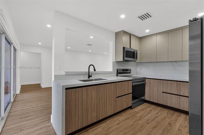 Building Photo - 8201 SW 42nd St