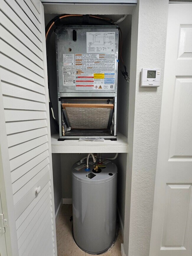 Building Photo - 1545 Lake Crystal Dr