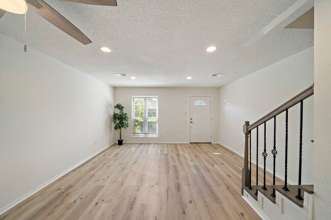 Building Photo - 1227 Country Pl Dr