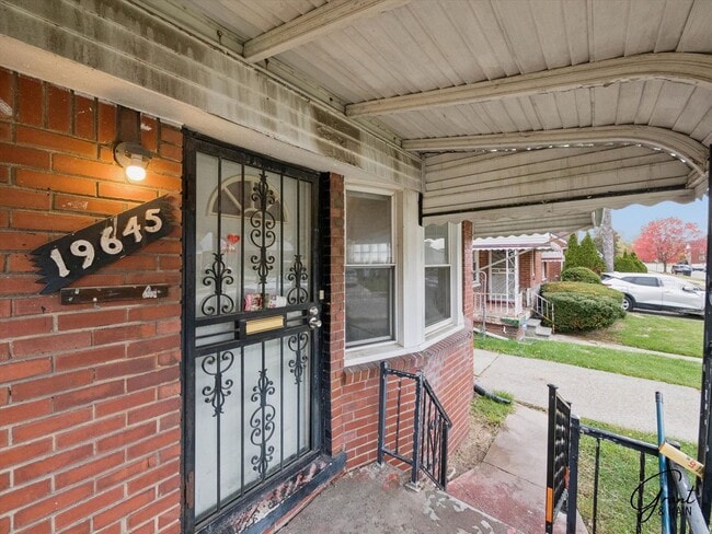 Building Photo - 3 bedroom  1.5 bath bungalow - $1200