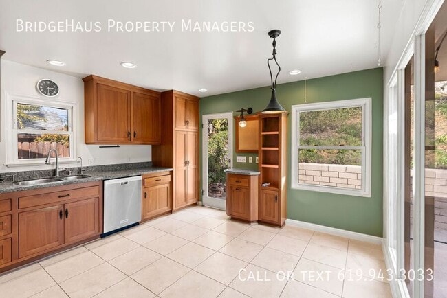 Building Photo - 4739 Hillcrest Ave