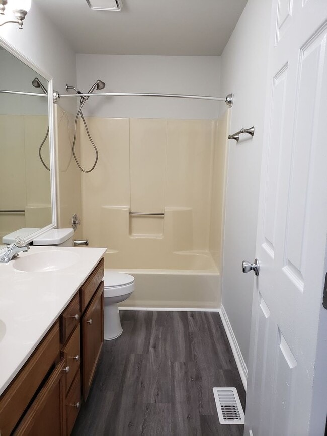 Building Photo - Very nice 3 Level in Fredericksburg!