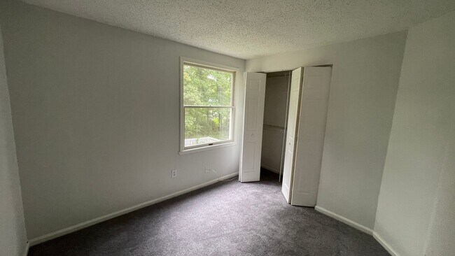 Building Photo - Spacious Chesterfield 2 Story