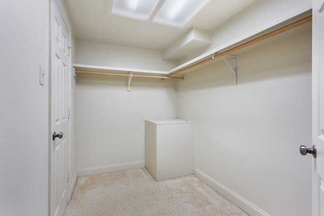 Primary Photo - 2BR 2BA Condo Downtown (Riverview Condomin...