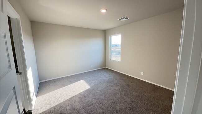 Building Photo - Welcome to this beautiful 4 bed, 2 bath ho...