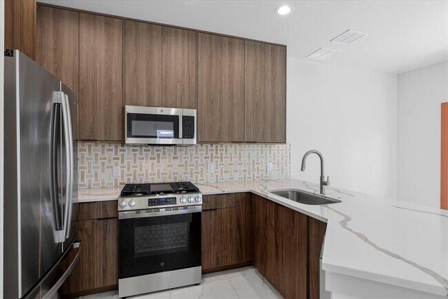 Building Photo - 1409 Emile St