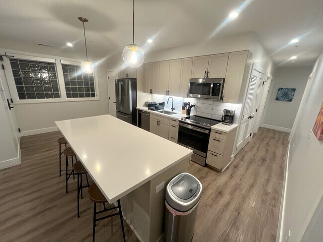 Building Photo - 225 Vine St NW