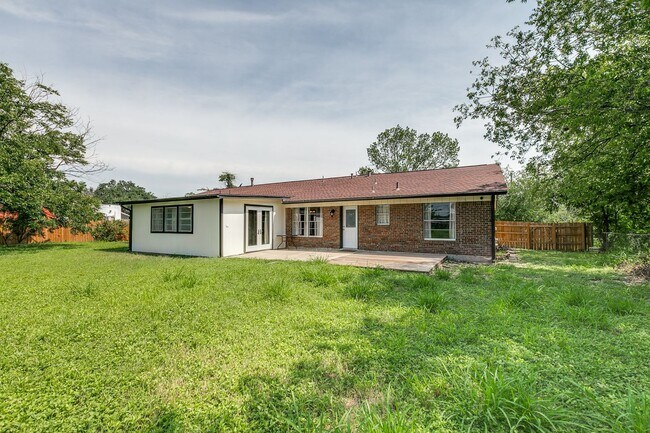 Building Photo - BEAUTIFUL 4-BEDROOM IN SUNSHINE ESTATES