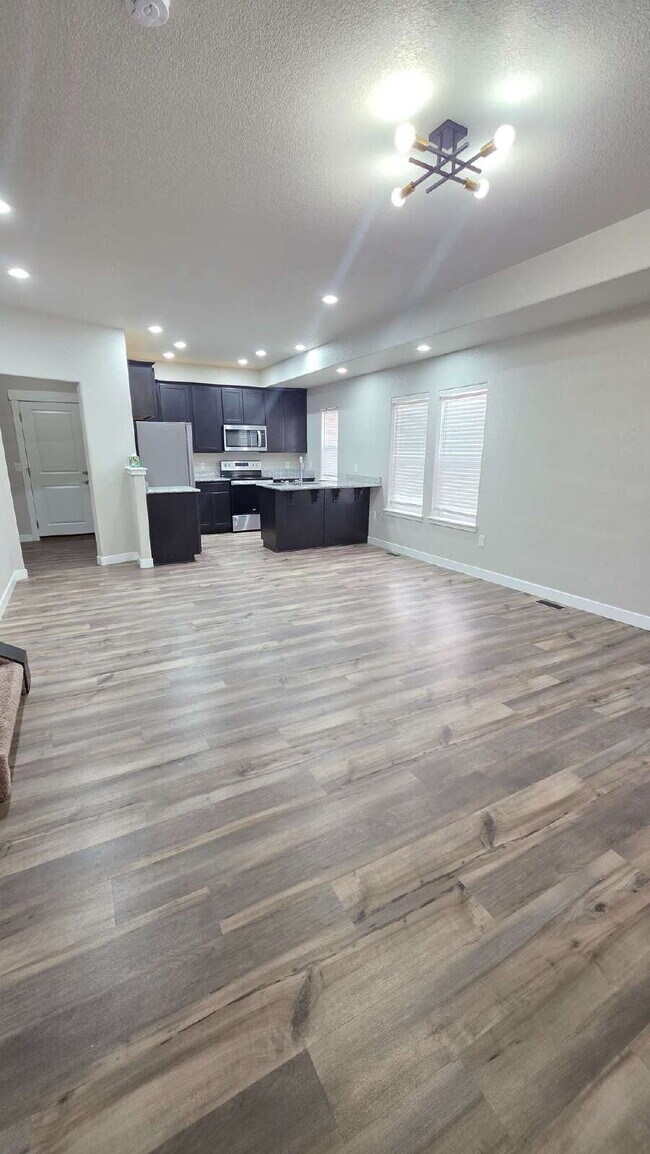 Building Photo - Lorson Ranch 5 bedroom Townhouse near military bases