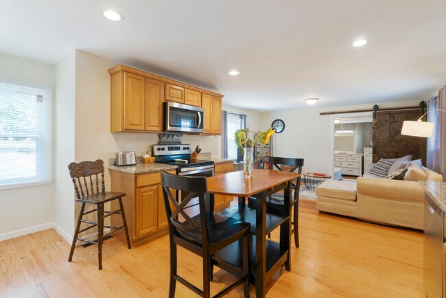 Building Photo - 160 Beecher St