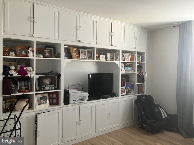 Building Photo - 7420 Westlake Terrace