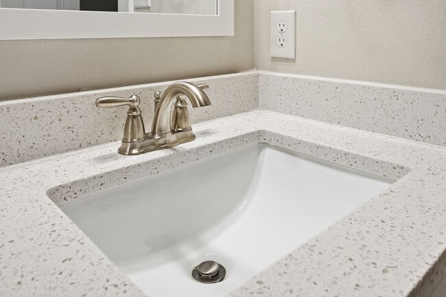 Building Photo - 3 Bedroom End Unit with a Lake View!!