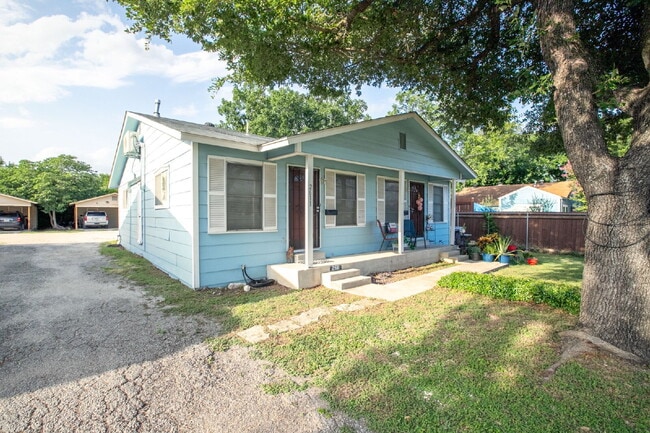 Building Photo - Cozy 1 Bed, 1 Bath Duplex A Block From Woodlawn Lake