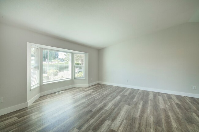Building Photo - 3Bd/2.5Ba Kent House