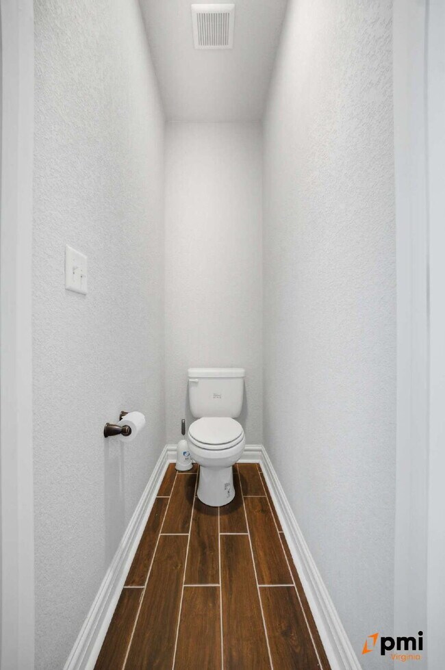 Building Photo - Stunning 5 Bedroom Waterfront Home with 2 car garage