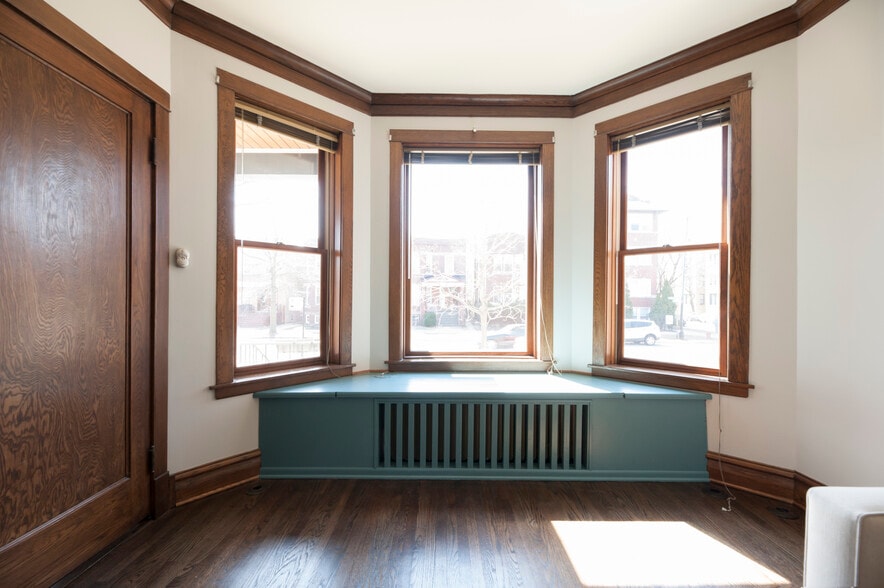 Bay windows and bench in living room - 2250 W Addison St