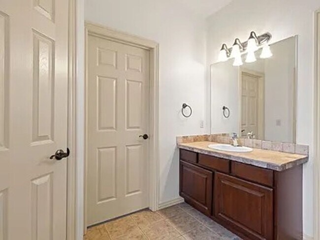 Building Photo - 1909 SW Elington St