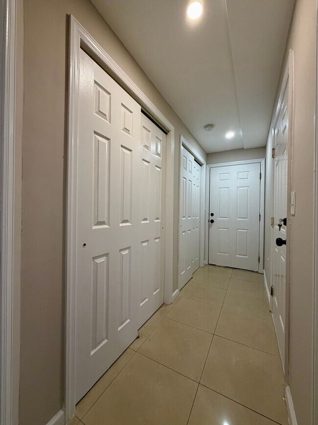 Building Photo - 172 Seymour Ave