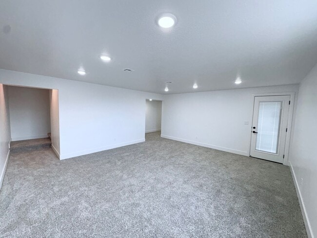 Building Photo - Six Bedroom House!! FREE: WiFi, Lawn care and Water softener!!