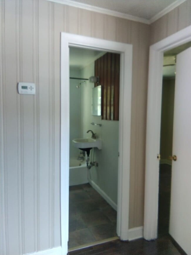 Building Photo - 304 Old Shaw Rd