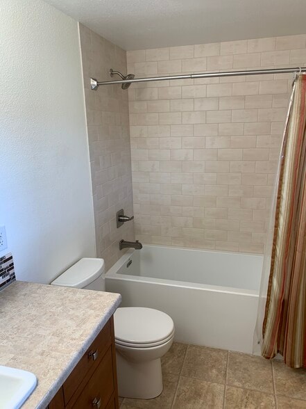 Master Shower/Tub - 3404 S Loretta Dr