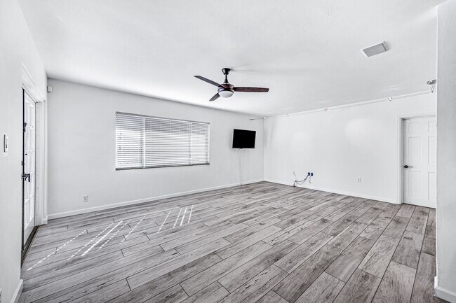 Building Photo - Now Leasing & Ready for immediate move in! HUGE POOL – Fully Updated Scottsdale Home!