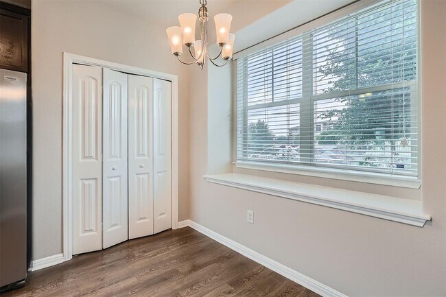 Building Photo - 516 E Slaughter Ln