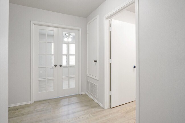 Building Photo - Beautiful Spacious Home