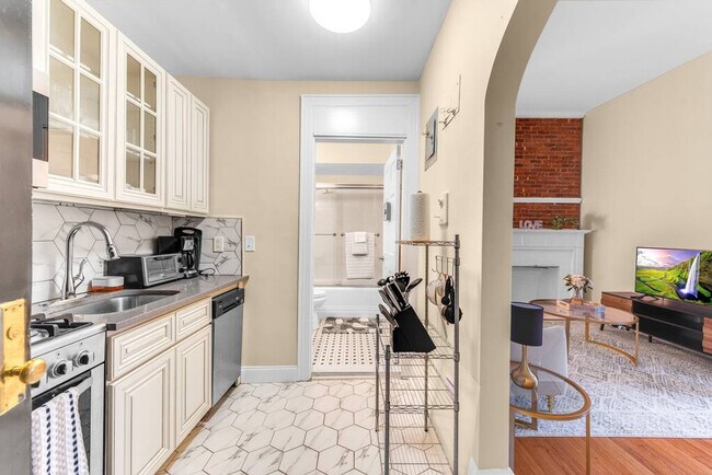 Building Photo - 45 Monroe Pl