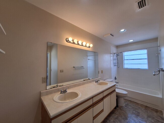 Building Photo - Stylish 4-Bedroom Belle Isle Retreat with ...