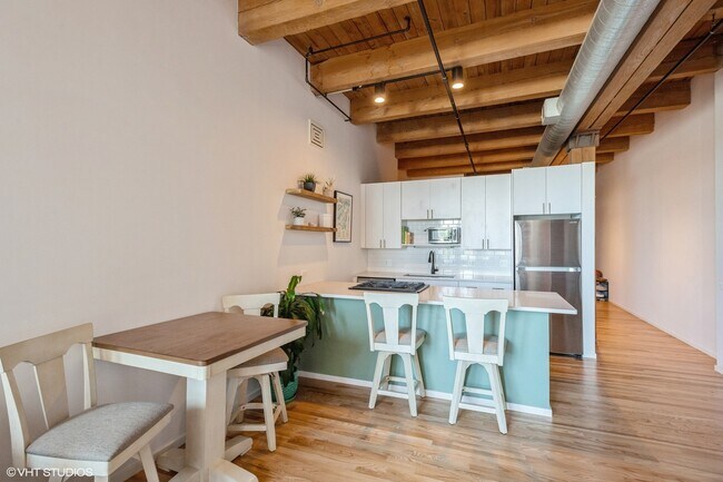 Building Photo - 728 W Jackson Blvd