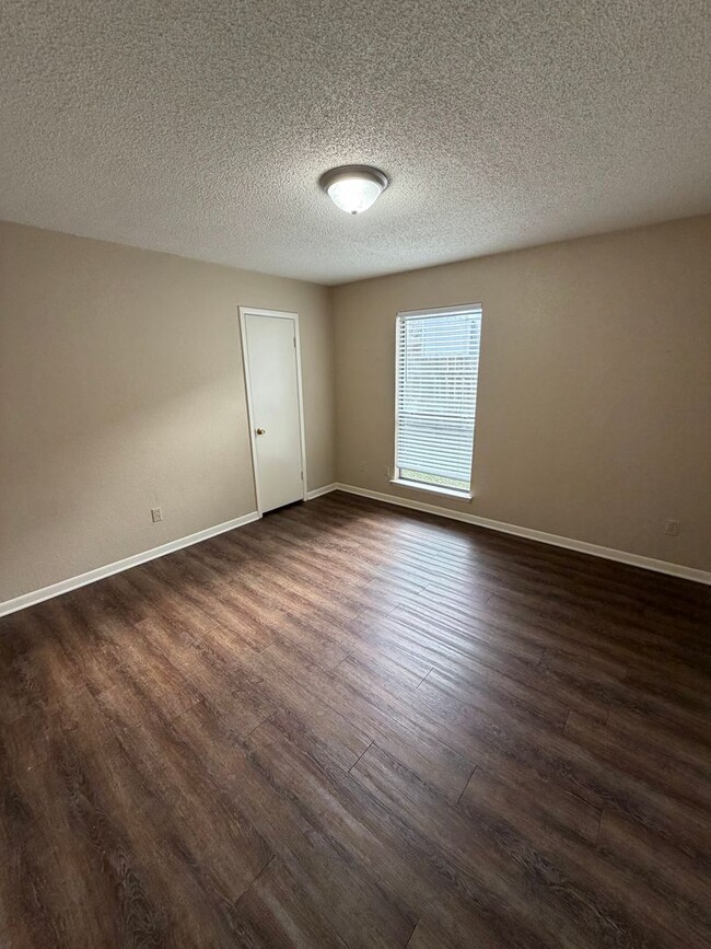 Building Photo - 3/2 with backyard (llarda)