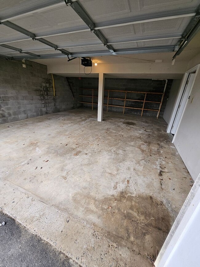 Building Photo - 2105 Circleville Rd