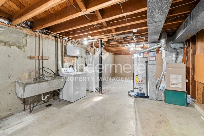 Building Photo - Welcome to this charming 3-bedroom, 1-bath...