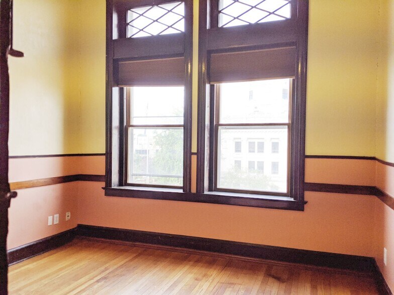 Building Photo - Redmen - Residential