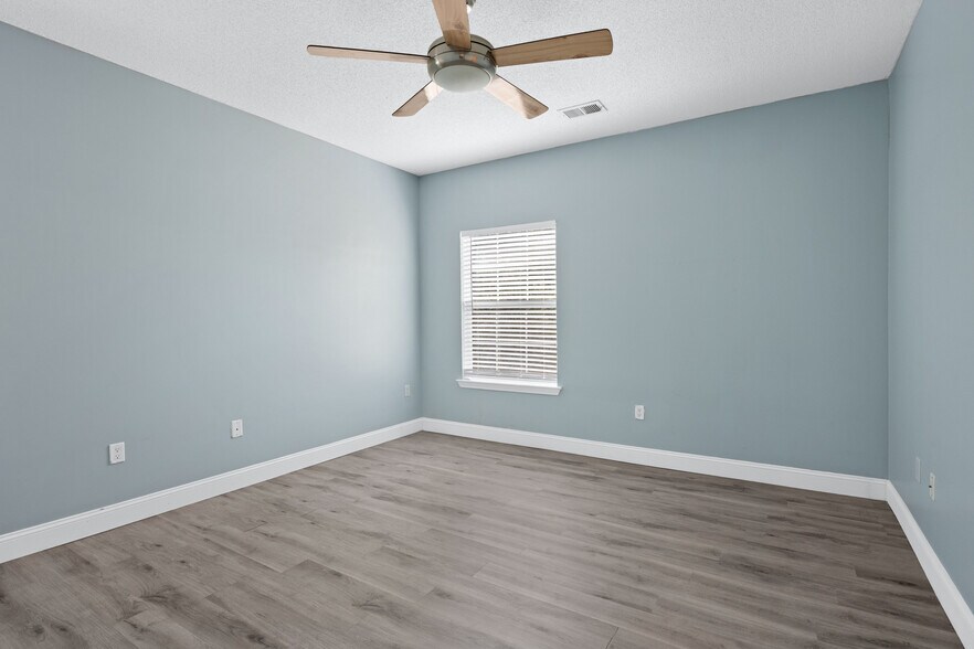 Building Photo - 2208 Walden Park Dr