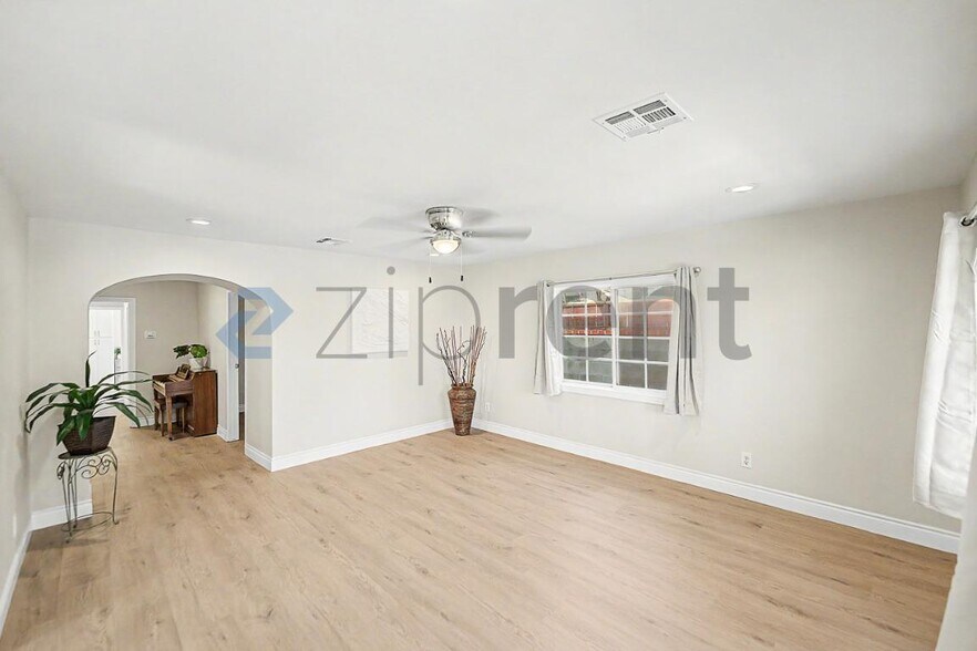 Building Photo - Unit