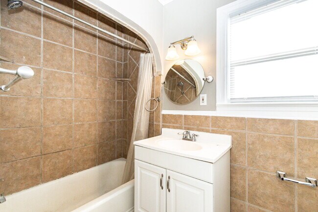 Building Photo - Cozy 3-Bedroom Home Available for Summer Pre-Lease