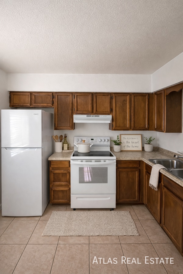 Building Photo - 111 N Phyllis-202