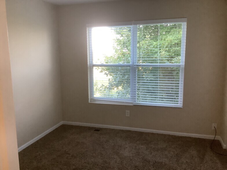 Building Photo - 605 Country Brook Ln