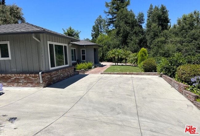 Building Photo - 1290 Clubhouse Dr