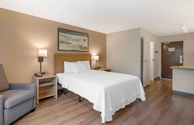 Building Photo - Furnished Studio-St. Petersburg - Clearwater - Executive Dr.