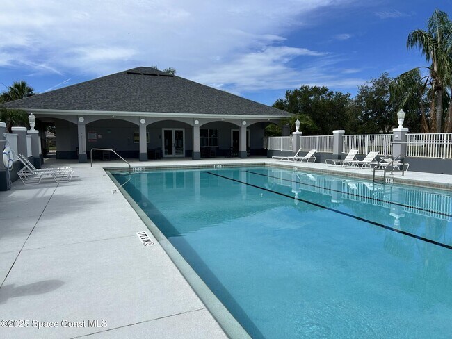 Building Photo - 1215 Clubhouse Dr