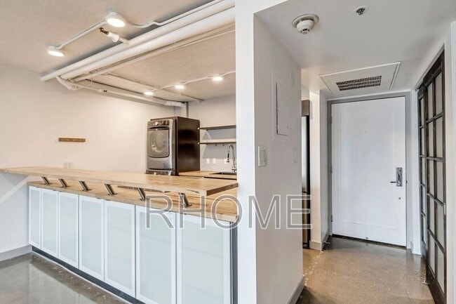 Building Photo - 230 E Broadway