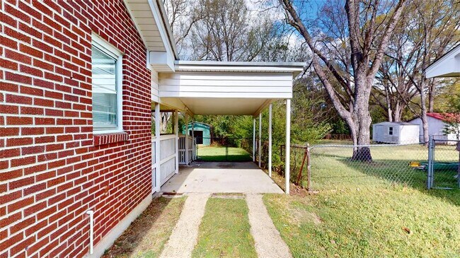 Building Photo - 1003 Geneva St